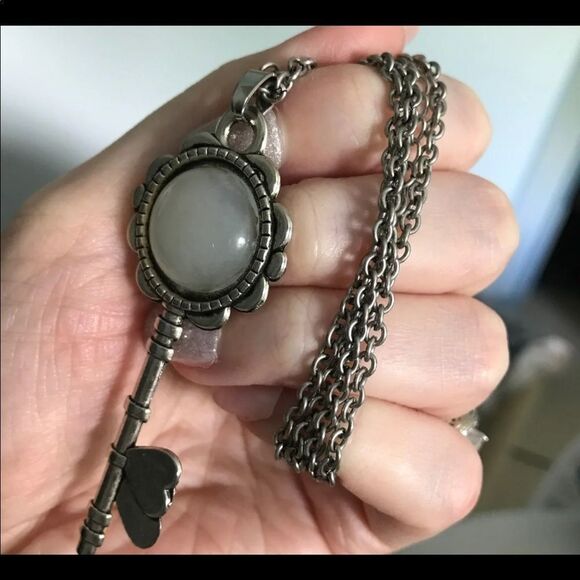 Faux Magnifying Glass Necklace - Picture 1 of 3